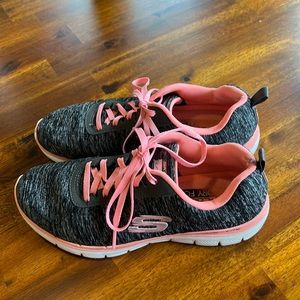 Skechers air cooled Memory Foam shoes. Size 71/2.